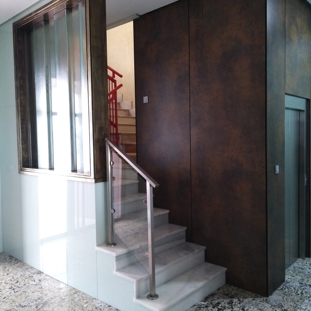 Adaptación de zaguán para mejora de accesibilidad en edificio de viviendas con baja a cota cero de ascensor