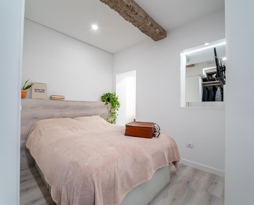 Dormitorio principal Vista de dormitorio principal en reforma de vivienda My family and others