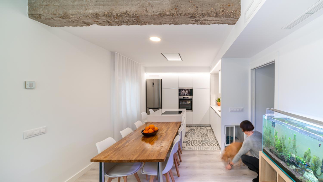 fotografía de cocina -comedor en reforma de vivienda contemporánea con viga de hormigón vista