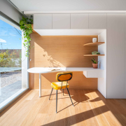 zona de estudio con gran ventanal