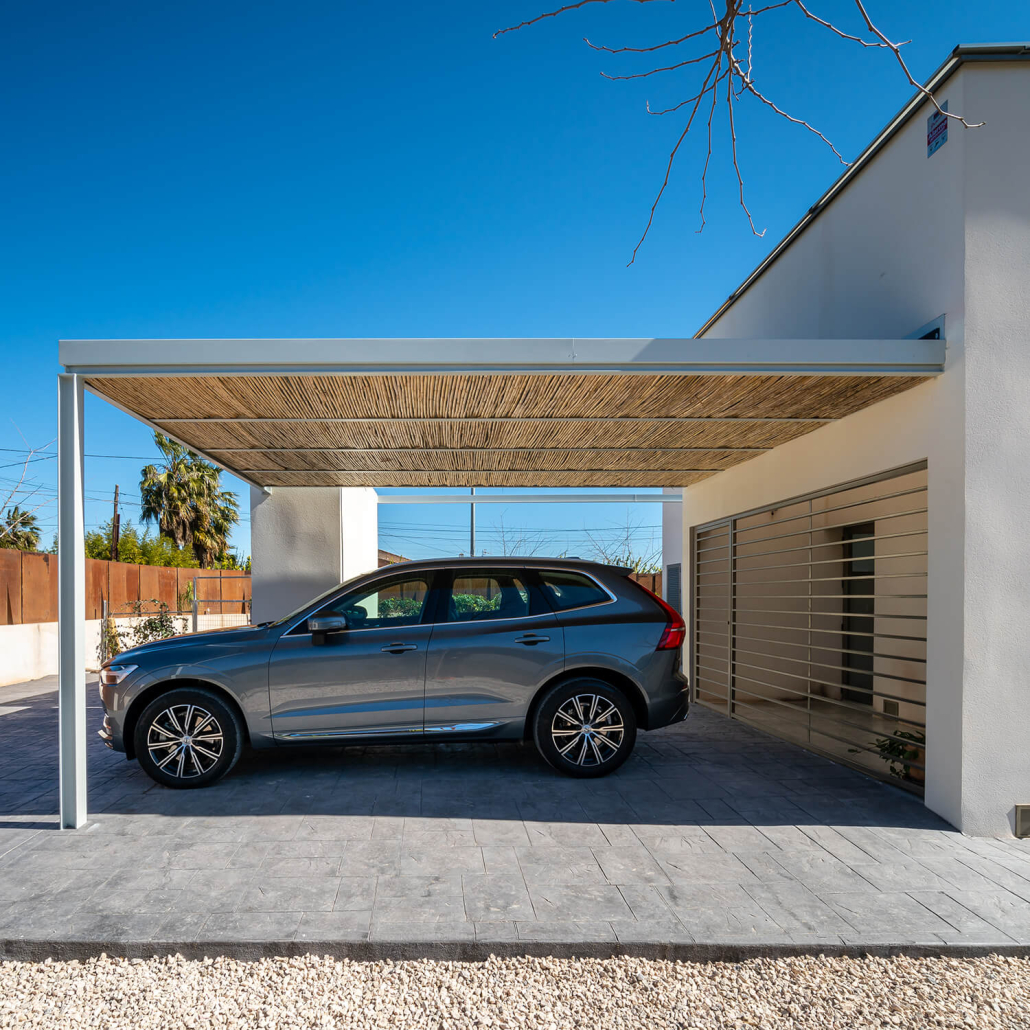 Pérgola para aparcamiento en vivienda unifamiliar la Tahullica