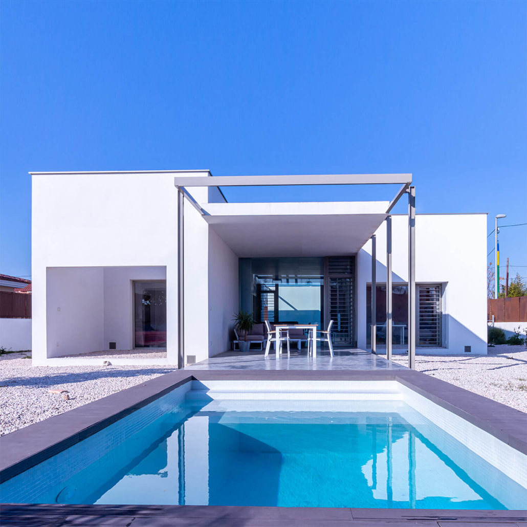 fotografía exterior de vivienda contemporánea con terraza y piscina