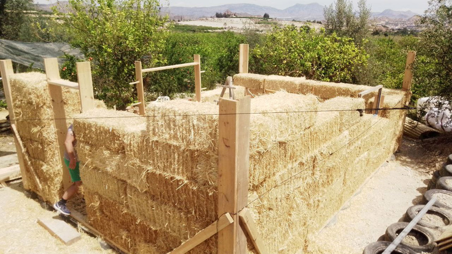 casa de paja vista exterior de casas de paja ,bioconstrucción