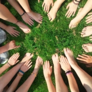 manos de personas integrantes de grupo cohousing