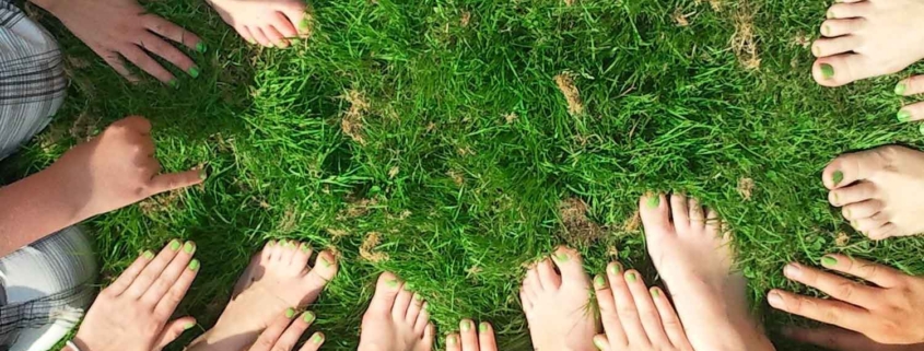 manos de personas integrantes de grupo cohousing