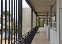 ampliación aulario , galería de acceso a aulas en Colegio Ana María Matute