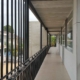 ampliación aulario , galería de acceso a aulas en Colegio Ana María Matute