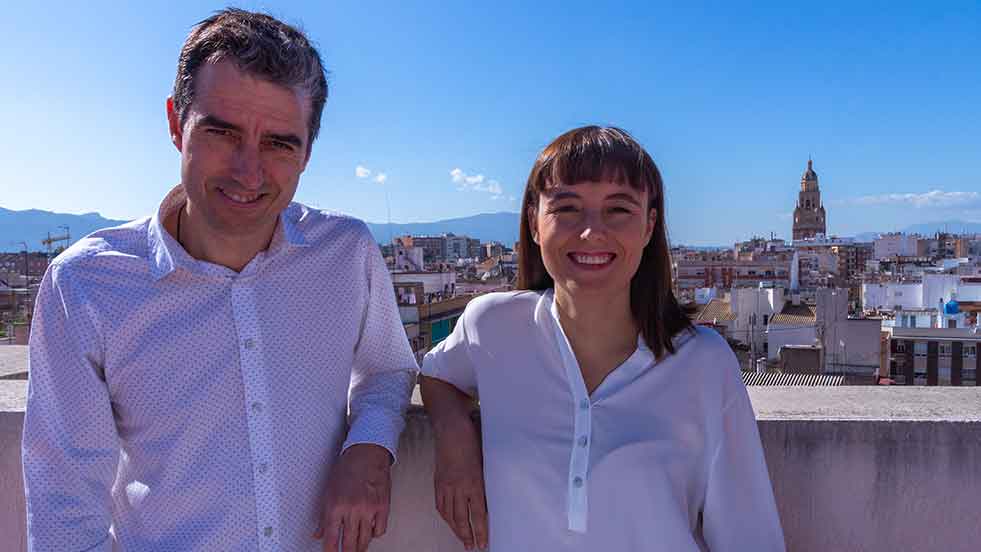 Equipo AFuentes arquitectura en azotea estudio con torre catedral de Murcia de fondo